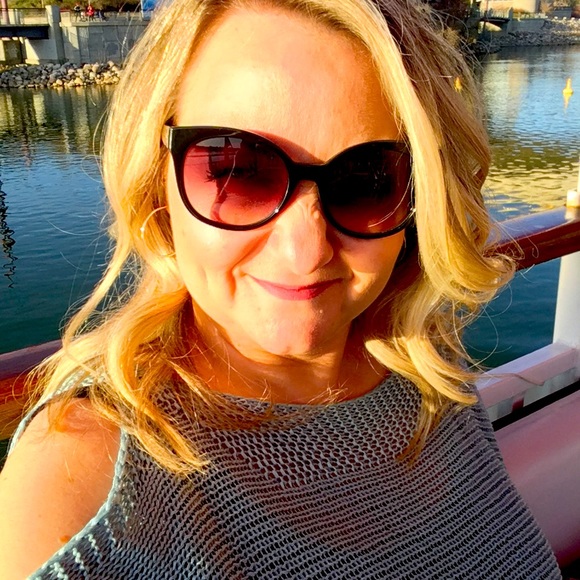 Meet your Posher, Cori - Picture 1 of 1